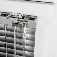 auf dem Fensterrahmen